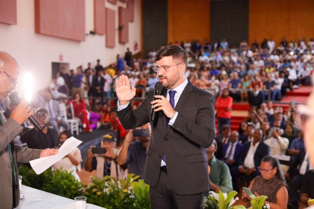 Prefeito Valderico Junior toma posse e reforça importância da unidade e do diálogo