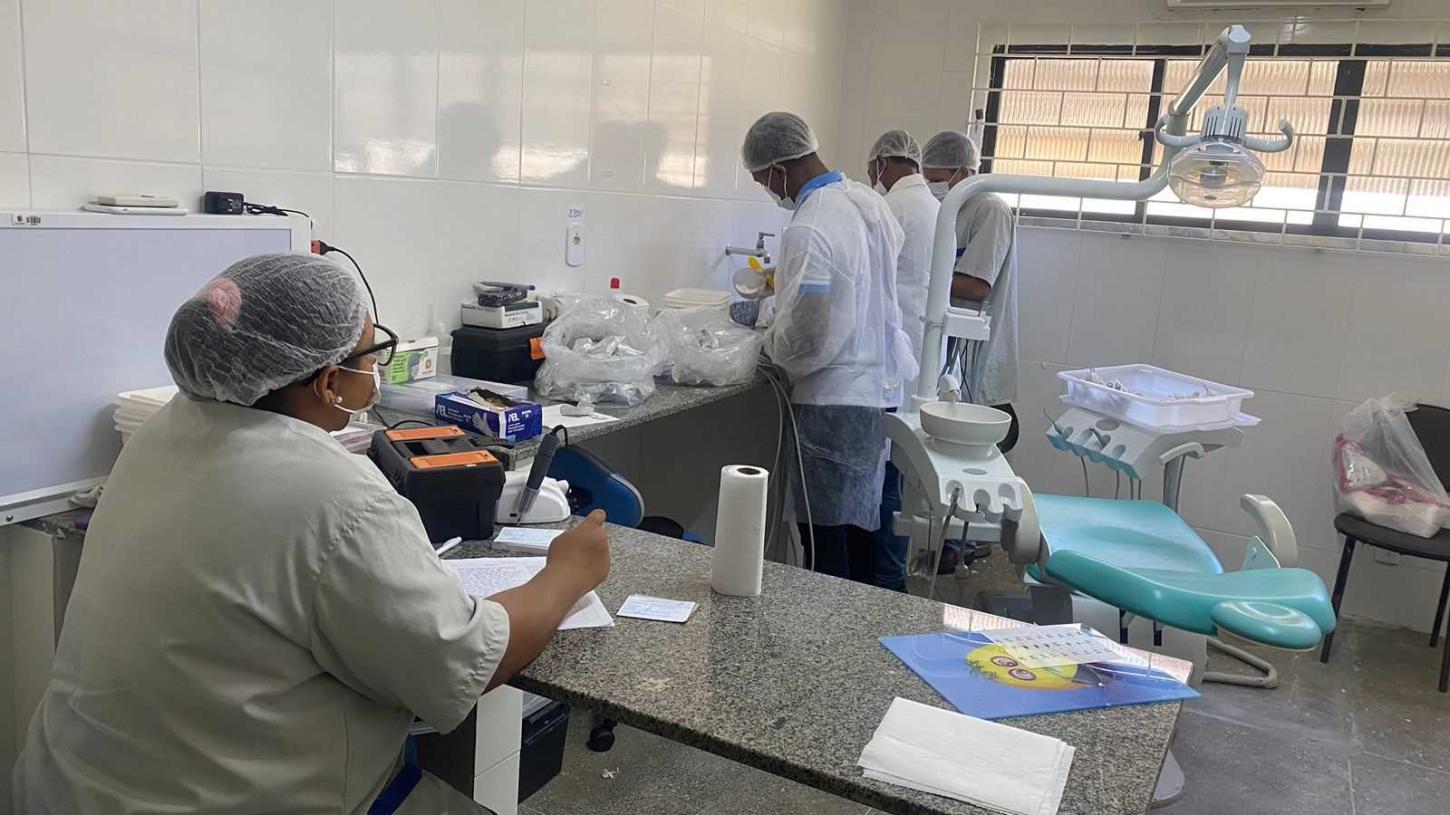 MUTIRÃO DE SAÚDE BUCAL EM ILHÉUS OFERECE PRÓTESES DENTÁRIAS GRATUITAS A 45 PESSOAS