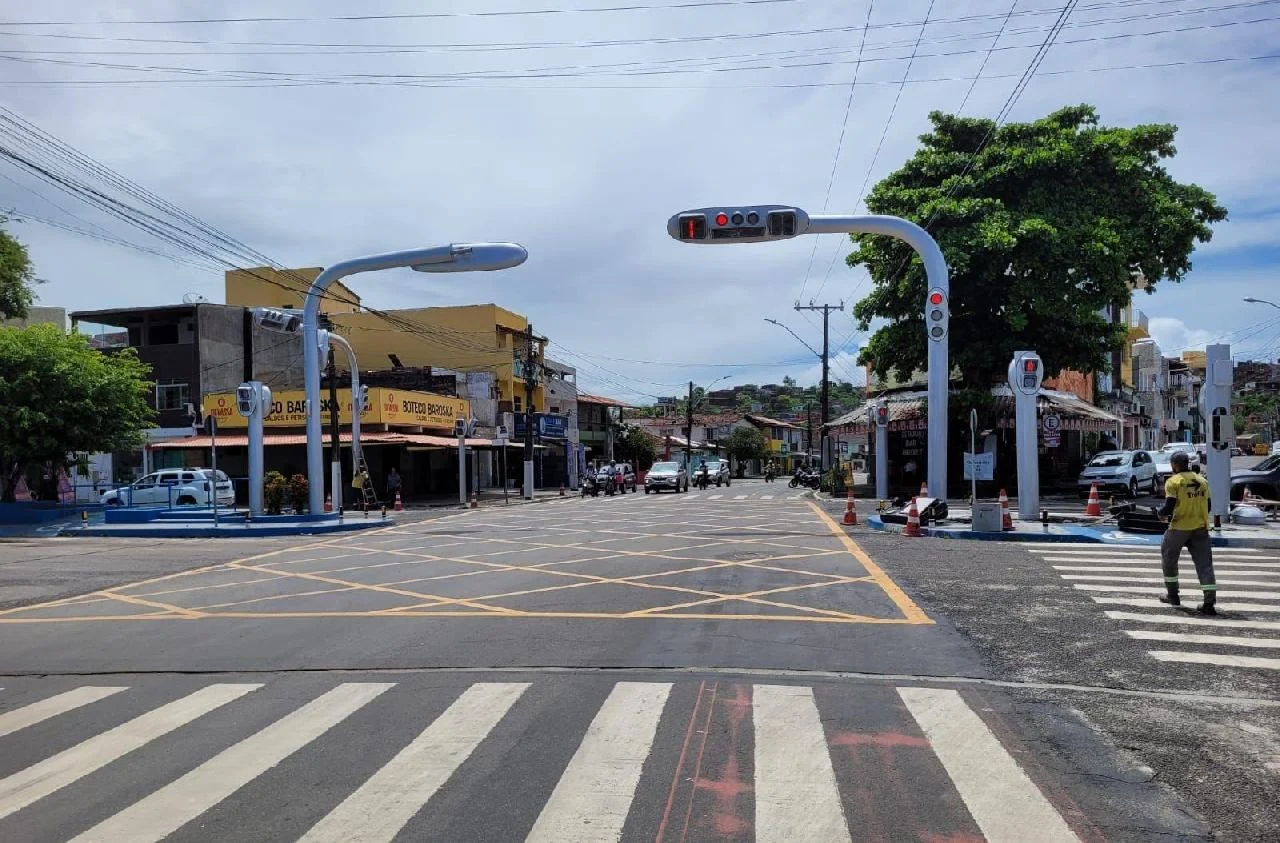 CONJUNTO SEMAFÓRICO DE ÚLTIMA GERAÇÃO É INSTALADO NA AVENIDA ACM