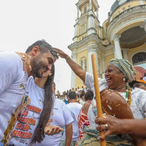 PREFEITO VALDERICO JÚNIOR CELEBRA LAVAGEM DAS ESCADARIAS DA CATEDRAL DE SÃO SEBASTIÃO