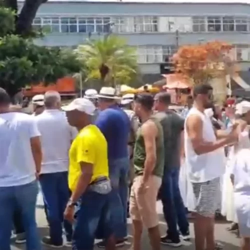 APÓS INTERRUPÇÃO DA POLÍCIA MILITAR PREFEITO VALDERICO JR. GARANTE LAVAGEM DAS ESCARADIAS DA CATEDRAL DE SÃO SEBASTIÃO