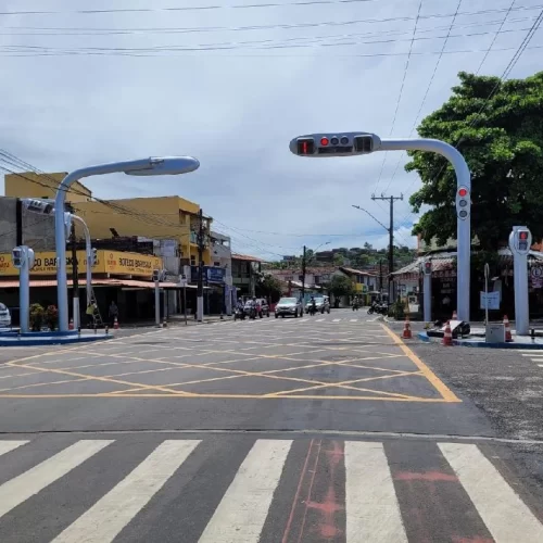 CONJUNTO SEMAFÓRICO DE ÚLTIMA GERAÇÃO É INSTALADO NA AVENIDA ACM